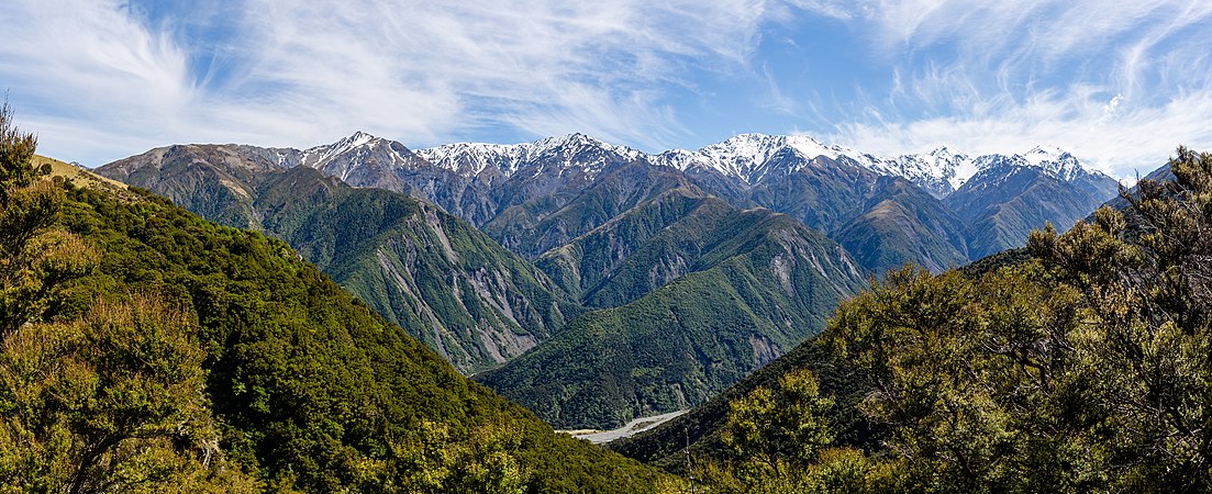 科威河以及菲菲山的西部山脉。摄于新西兰凯库拉山脉。