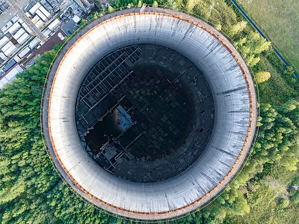图为从上方拍摄的未完成热电联产第二阶段建设的冷却塔，摄于俄罗斯列宁格勒州弗谢沃洛日斯克区的拉夫里奇。