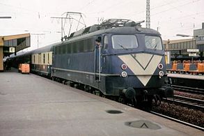 采用试验型机车涂装的一台110型机车停靠于埃森（1980年）