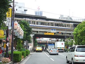 福岛站横跨在浪速筋（日语：なにわ筋）上方的高架月台