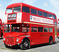 英国伦敦的地标之一：红色双层公共汽车Routemaster