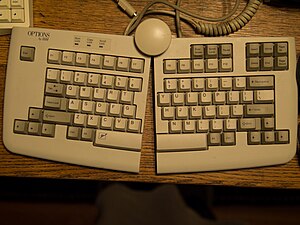 IBM可调键盘（型号M15，1994年），以球形接头控制开合和外斜角