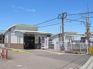 犬山站方向的月台与车站大楼