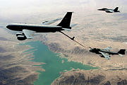 用飞锚式加油系统与海军 EA-6B(下)及F/A-18E/F(上)施行加油任务