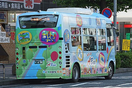 日本东京都立川市的巴士，车尾LED电牌显示目的地