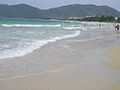 三亚的东面有亚龙湾，亚龙湾有洁白的沙滩和蔚蓝色的海水