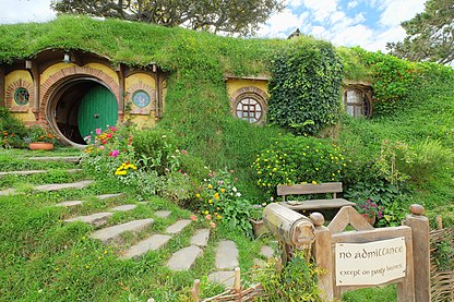 Peter Jackson said of the set, "It felt as if you could open the circular green door of Bag End and find Bilbo Baggins inside".[5]