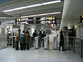 宝山路站的大厅，三号线与四号线的相同方向乘客可同站台换乘；相反方向乘客则可经过大厅换乘。