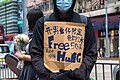 中午时分，有人在刺警案现场提供“Free Hugs”服务