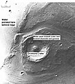 在这幅海盗号拍摄影像中可见大量的水流造成侵蚀。位于月沼区。水流侵蚀造成德罗摩尔撞击坑（Dromore Crater）周围现在的地形形态。