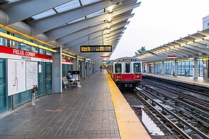 停靠在菲尔兹角站的进城列车（2021年）