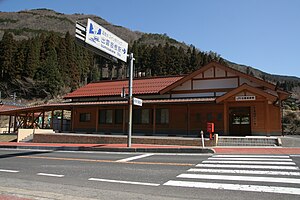 改建后的出云坂根站站舍（2011年4月）