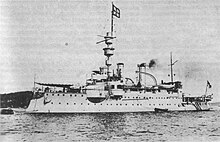 埃吉尔号在出厂时便带有两座烟囱，此为悬挂海军总监旗