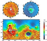 火星地形图中可看到极高处的火山以白色表示。接近火星赤道可见三座排成一直线并向南指向法厄同区的火山，以及有许多冲沟的三个大撞击坑。点击影像可看大图。
