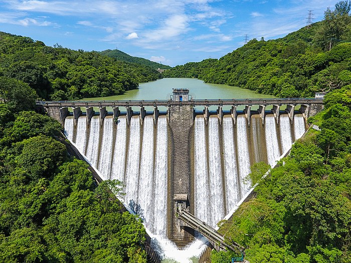 圖為九龍水塘洩洪時的美景。