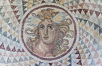 描绘梅杜莎的古罗马镶嵌画，以棋盘形镶嵌工艺（英语：opus tessellatum）（opus tessellatum）制作，来自比雷埃夫斯，公元2世纪，雅典国家考古博物馆
