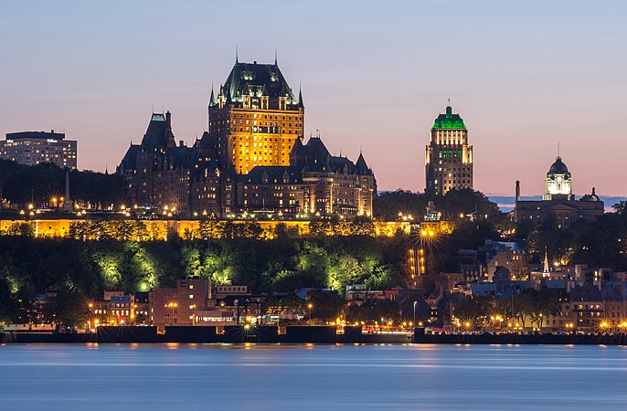图为魁北克市的夜景。山姆·德·尚普兰在1608年的今日建立了魁北克市。