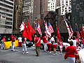 在美国纽约举行的年度土耳其日（Turkish Day）游行，游行民众同时举著土耳其国旗、北塞浦路斯土耳其共和国国旗与美国国旗。摄于2008年。