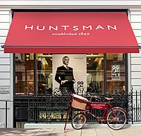 皇家绅士裁缝店装潢的原型——萨佛街11号的贺兹曼裁缝店（英语：H. Huntsman & Sons）（摄于2013年）