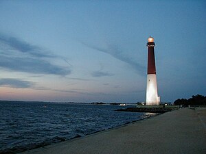 长滩岛（英语：Long Beach Island）上伯宁格特灯塔（英语：Barnegat Lighthouse）的日初景象