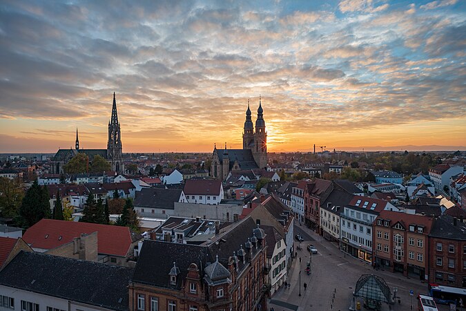 日落时分由德国施派尔旧城门东南方旧城区屋顶上的景观，图左为纪念教堂，图中为圣若瑟教堂。