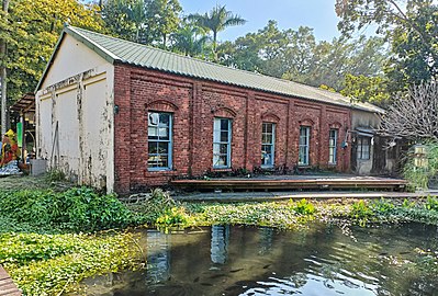 橋頭糖廠少數仍留存的日治時期紅磚建築，現做為餐飲部使用