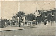 德租时期的中山路曲阜路路口东北角，自右至左分别为弗格特商业楼、凯宁咖啡厅、宝满洋行及福利洋行