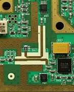 频谱分析仪PCB上本地振荡器输出端的微带定向耦合器。