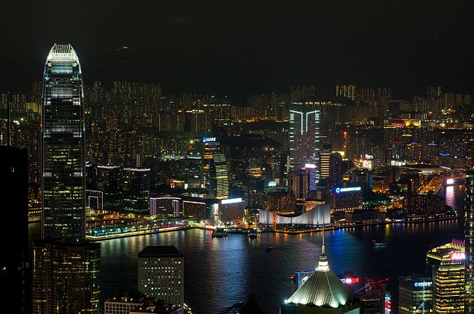 香港夜景：从太平山往维多利亚港和九龙的景色。