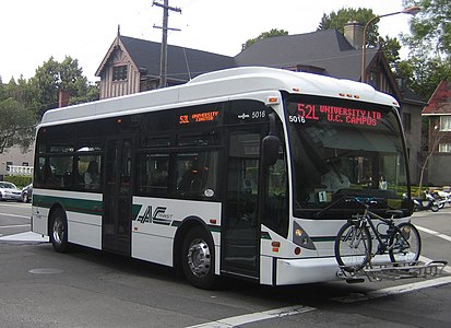 在加利福尼亚州东湾交通局（ACTransit）（英语：AC Transit）巴士上使用LED线路牌的一个例子。头牌的底行文字每隔数秒便变换一次以显示该线路途经的几个目的地。