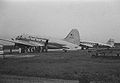 空中之路国际航空（Skyways International）的一架道格拉斯DC-3，远处是荷兰皇家印度航空的飞机（1948年）
