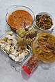 印尼开斋节食用的Opor（一种类似咖喱的料理）、Gulai（一种类似咖喱的料理）、Ketupat（马来粽）、Tumis kentang sayur（炒蔬菜马铃薯）、Bawang goreng（油葱酥）