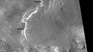 背景相机拍摄的波罗的斯克陨击坑内的冲积扇，注意：这是前一图像的放大版，箭头指向冲积扇的分层部分。