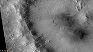 火星勘测轨道飞行器背景相机拍摄的钦科蒂格陨击坑西侧坑壁上的冲沟，注：这是前一幅照片的放大版。