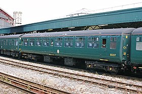 “英国铁路2型客车”开放式二等座车在布里斯托尔圣殿草地站。