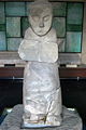 東漢捧盾石人，青石質。常見於漢代畫像石和陵墓裝飾