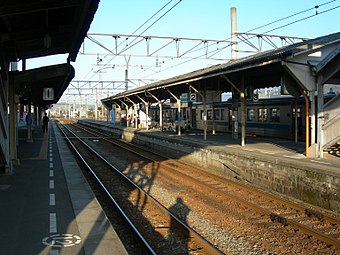 A view of the station platforms in 2008. Note the footbridge at the extreme right. It has since been replaced by a barrier-free bridge.