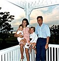 约翰·肯尼迪与他的妻儿在马萨诸塞州海恩尼斯港的合照