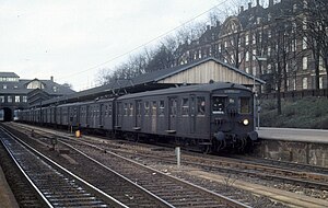 1975年，尚使用第一代哥本哈根市郊铁路列车的Bx线列车，拍摄于东门站。