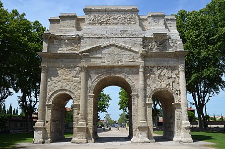 法國奧朗日的奧朗日凱旋門，現存最古老的三拱形羅馬凱旋門，可能建於奧古斯都皇帝統治時期（公元前27年-公元14年），並曾於公元21年重建