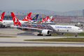 在阿塔图尔克机场的土耳其航空波音777客机
