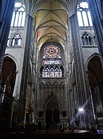 Southern transept of Amiens Cathedral: To the right the nave of Classic Gothic, to the left the Rayonnant choir