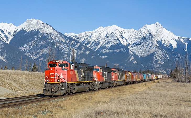 图为加拿大国家铁路的EMD SD70M-2 8015、EMD SD75I 5690和EMD SD60F 5517，带领着由辛顿开往贾斯珀的货运列车。