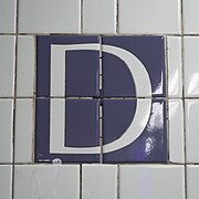 "D" tiles on alternating northbound platform columns