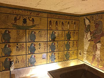 KV62墓室，墙壁装饰与其他在帝王谷发现的其他皇家陵墓相比较朴素。