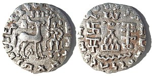俱邻陀王国发行的银币，约公元前一世纪。此类钱币以印度-希腊王国的铸币标准制造。[1] 正面:鹿立像，前方为手持莲花的吉祥天女拉克希米，铭文为婆罗米文表示的古印度土语 Rajnah Kunindasa Amoghabhutisa Maharajasa(俱林陀之王 阿牟伽菩提 大王) 背面:数种符号，依次为吉祥符、因陀罗幢、佛教三宝标记、下有流水的六拱丘及围栏包围的圣树， 佉卢文铭文 Rana Kunindasa Amoghabhutisa Maharajasa(俱林陀之王 阿牟伽菩提 大王)