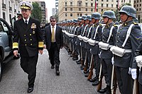 Chilean honour guard next to U.S. Admiral Michael G. Mullen in March 2009