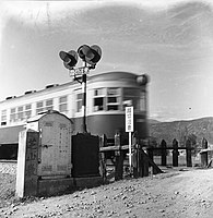 淡水線汽油客車，1935年拍攝於芝山岩道平交道。