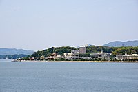 从岛根县立美术馆往北看到位于宍道湖对岸的松江宍道湖温泉区