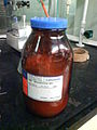 一瓶产自Lancaster的二苯甲酮试剂。